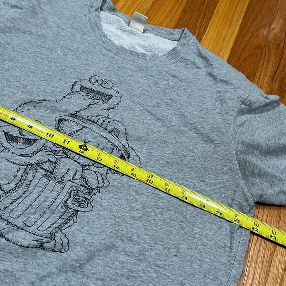Uniqlo x Kaws Sesame Street Sweatshirt Mens Medium Gray Graphic Print Pullover - Picture 5 of 10
